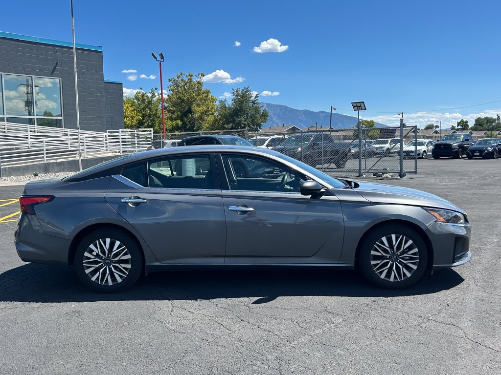 Used 2025 Nissan Altima 2.5 SV FWD image 2