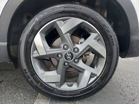 Used 2025 Hyundai Venue SEL FWD image 13