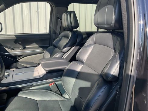 Used 2025 Lincoln Navigator L Reserve w/ Jet Appearance Package image 10