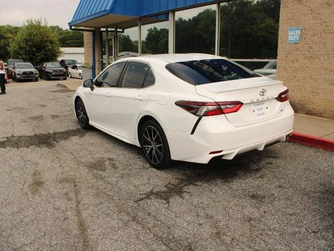 Used 2021 Toyota Camry SE FWD image 4