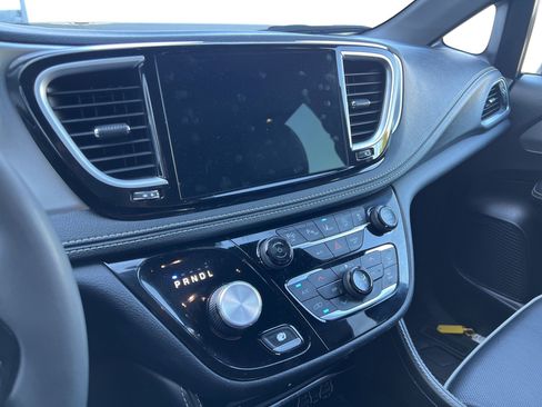 Used 2023 Chrysler Pacifica Limited w/ Uconnect Theater Family Group AWD/4WD image 32