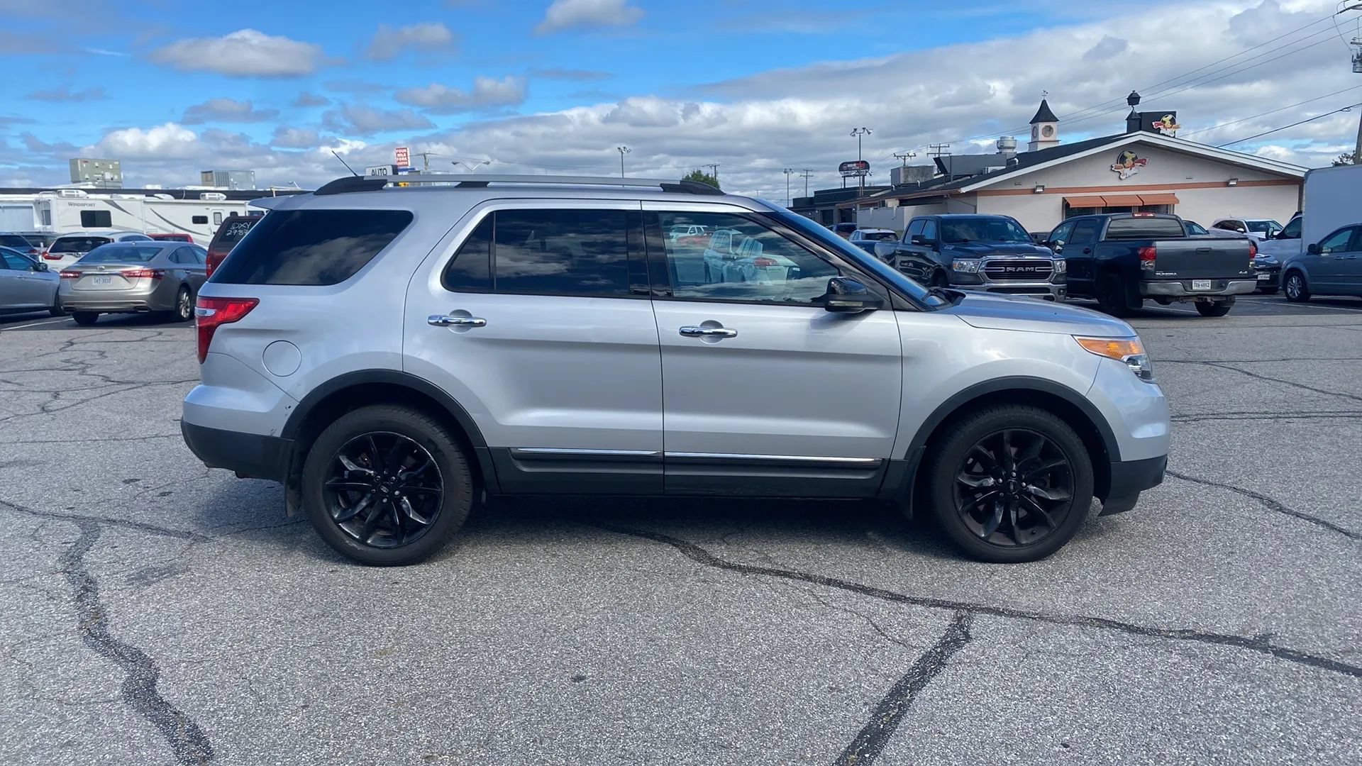 Used 2015 Ford Explorer XLT w/ Equipment Group 202B AWD/4WD image 4