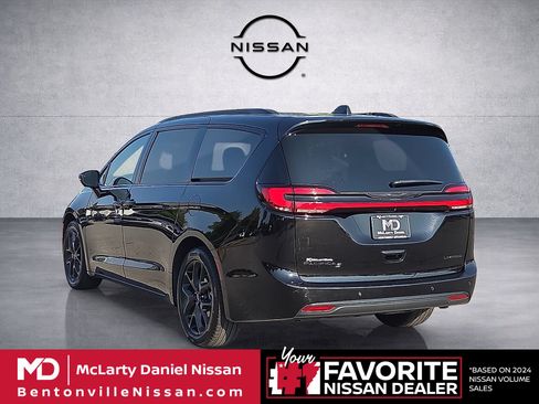 Used 2025 Chrysler Pacifica Limited FWD image 4
