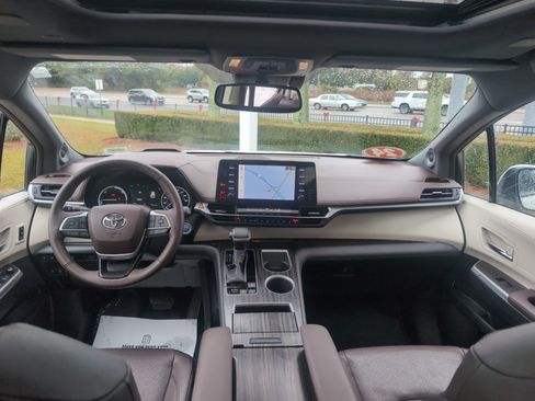 Certified 2024 Toyota Sienna Platinum image 29