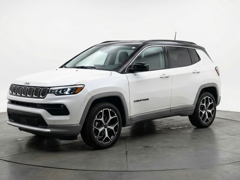 Used 2025 Jeep Compass Limited AWD/4WD image 3