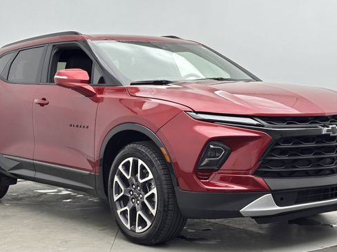 Used 2025 Chevrolet Blazer RS image 3