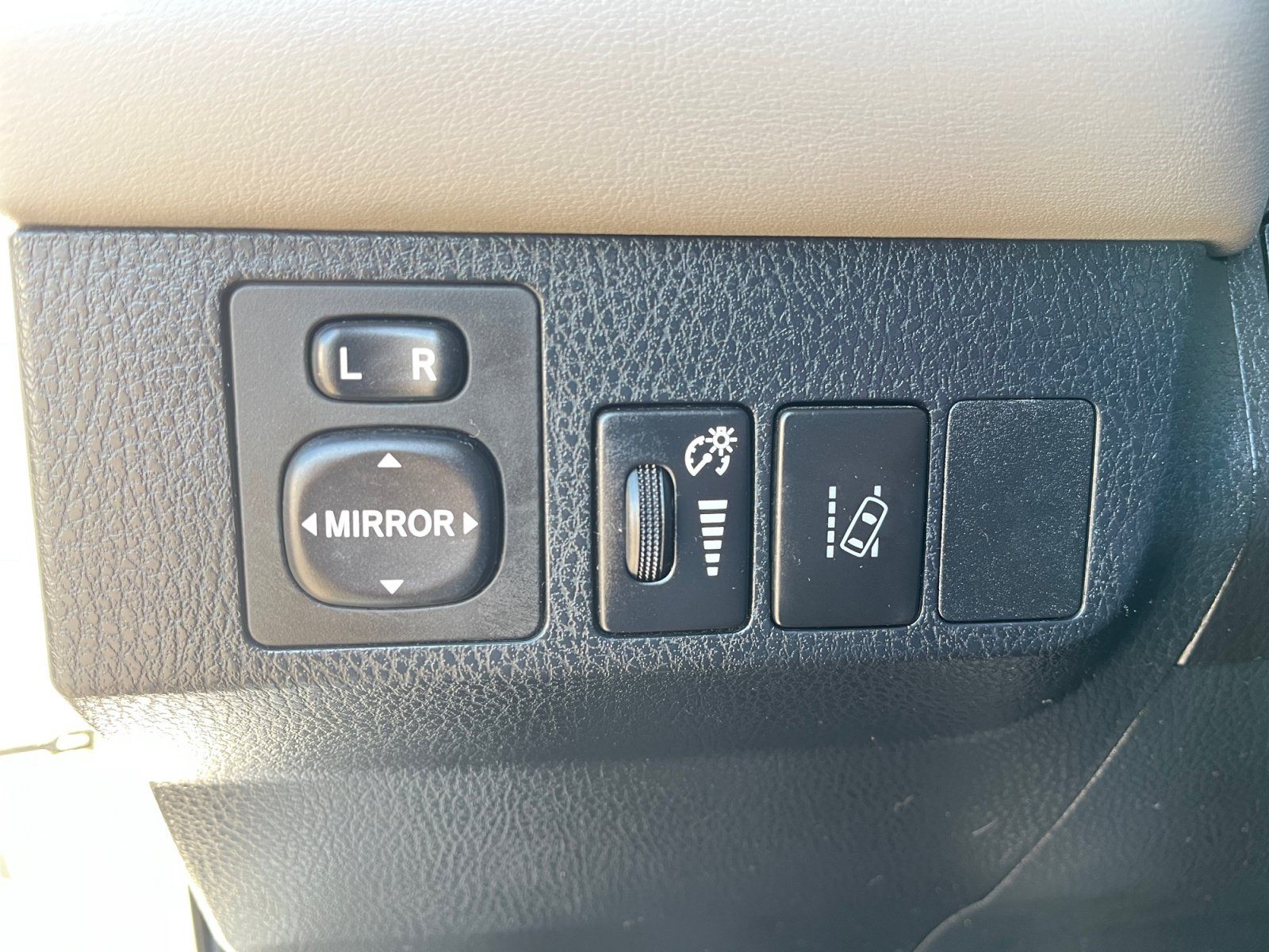 Used 2018 Toyota RAV4 Limited w/ Advanced Technology Package AWD/4WD image 12