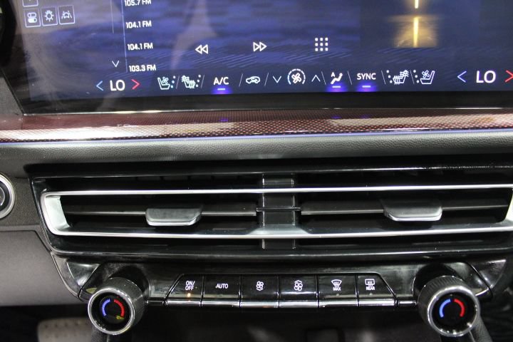 Used 2025 Chevrolet Traverse RS AWD/4WD image 39