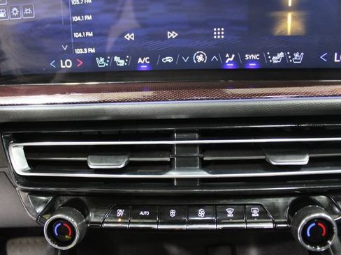 Used 2025 Chevrolet Traverse RS AWD/4WD image 39
