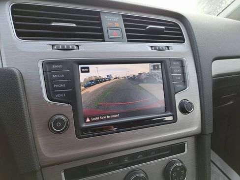 Used 2017 Volkswagen Golf S image 14