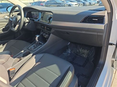 Certified 2024 Volkswagen Jetta SE image 11