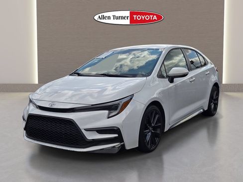 Used 2023 Toyota Corolla SE FWD image 2