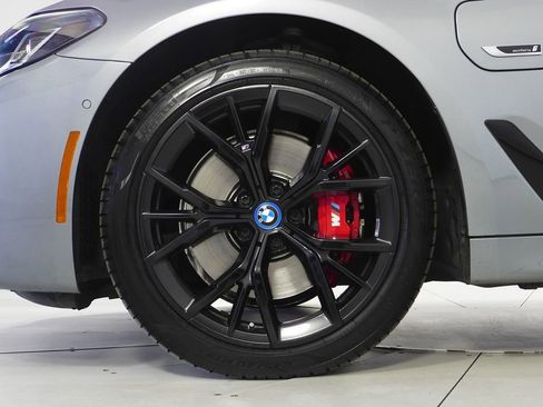 Used 2023 BMW 530e w/ M Sport Package image 5