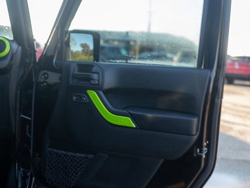 Used 2017 Jeep Wrangler Unlimited Sahara w/ Connectivity Group image 30