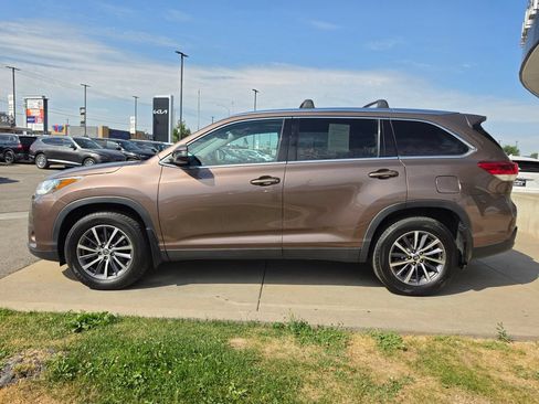 Used 2019 Toyota Highlander XLE AWD/4WD image 8