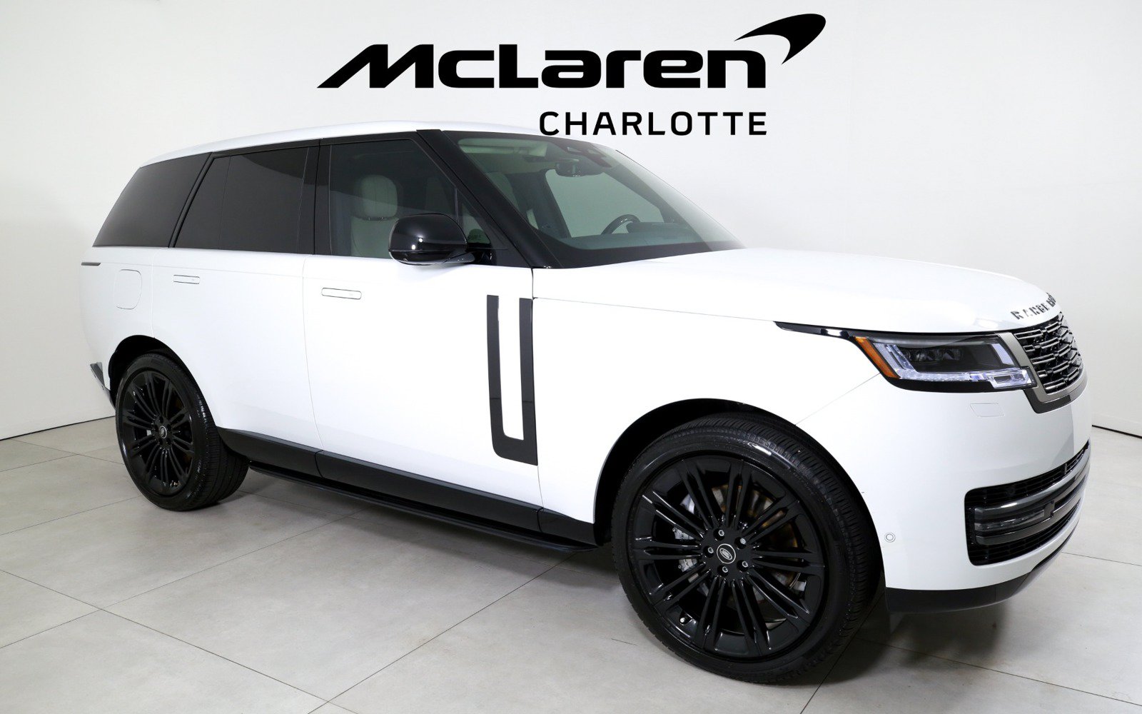 Used 2025 Land Rover Range Rover SE AWD/4WD image 2