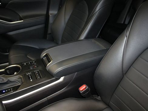 Used 2024 Toyota Highlander XLE AWD/4WD image 25