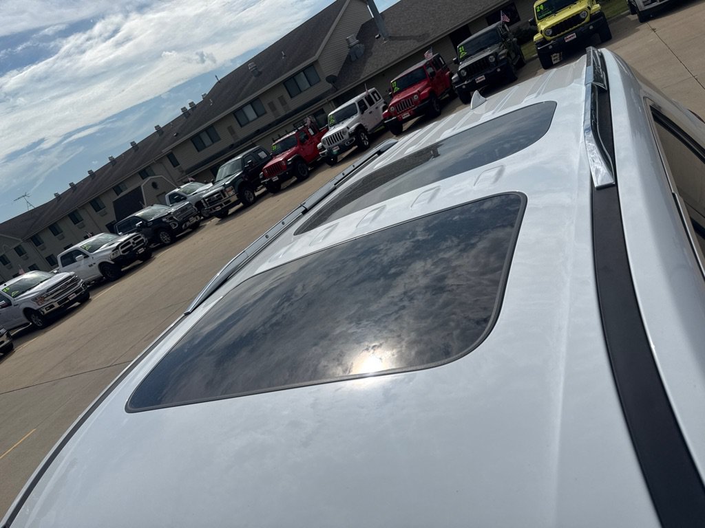 Used 2019 Chevrolet Traverse Premier w/ Driver Confidence II Package FWD image 9
