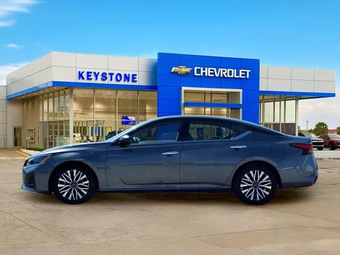 Used 2025 Nissan Altima 2.5 SV FWD image 4