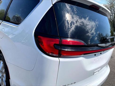 Used 2023 Chrysler Pacifica Touring-L FWD image 34