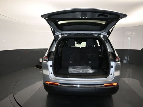 Used 2024 Jeep Grand Cherokee L Laredo image 32