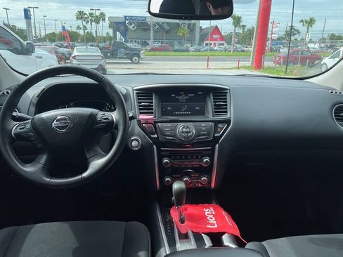 Used 2020 Nissan Pathfinder SV FWD image 18