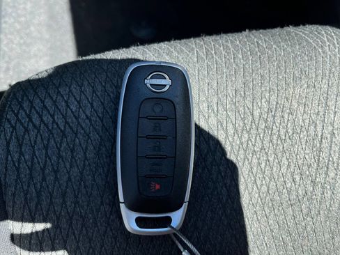 Used 2025 Nissan Rogue SV FWD image 21