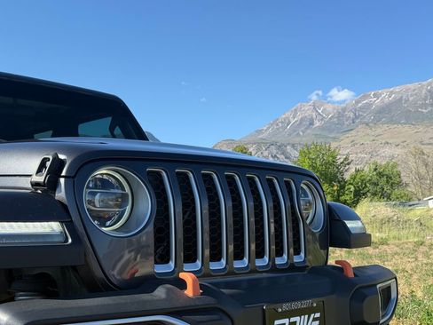 Used 2020 Jeep Gladiator Overland w/ LED Lighting Group AWD/4WD image 19
