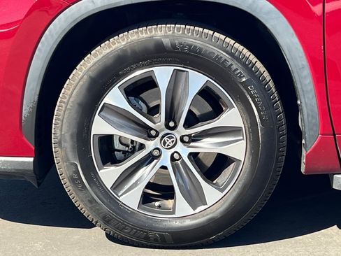 Used 2022 Toyota Highlander XLE FWD image 27