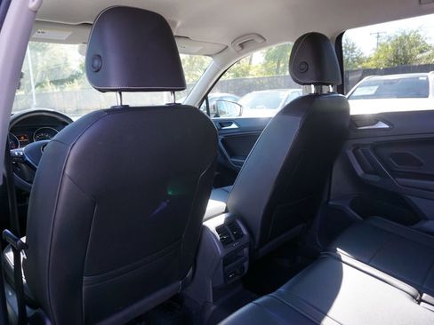 Used 2021 Volkswagen Tiguan SE image 12