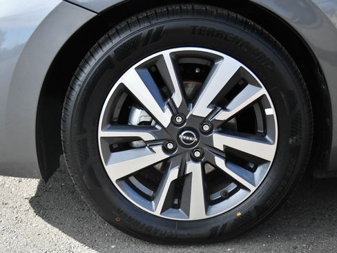 Used 2023 Nissan Versa SV FWD image 12