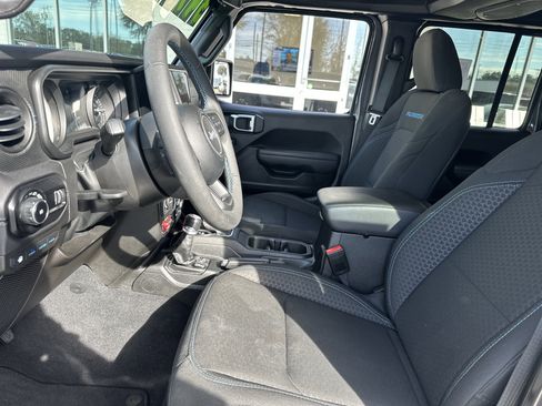 Used 2025 Jeep Wrangler Rubicon w/ Convenience Group image 11