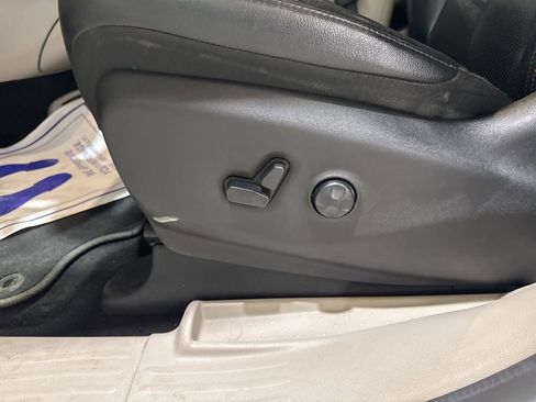 Used 2018 Chrysler Pacifica Touring-L image 14