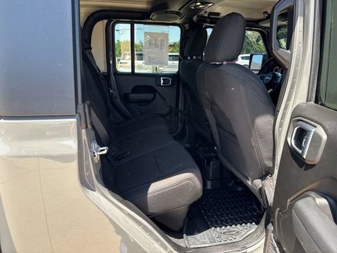 Used 2023 Jeep Gladiator Rubicon w/ Cold Weather Group AWD/4WD image 24