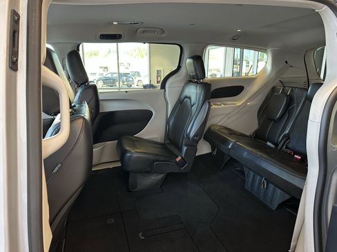 Used 2024 Chrysler Pacifica Touring-L image 9