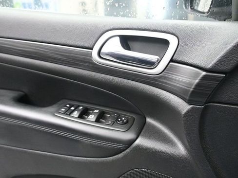 Used 2021 Jeep Grand Cherokee Laredo image 18