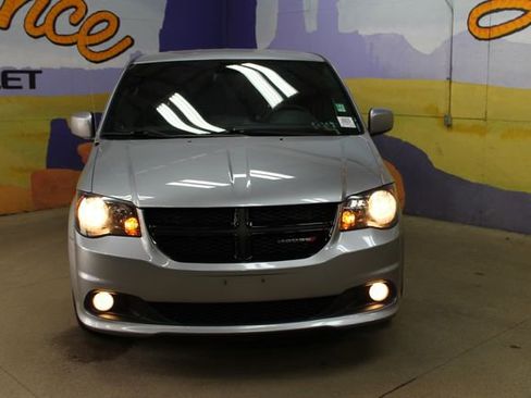 Used 2019 Dodge Grand Caravan SE FWD image 3