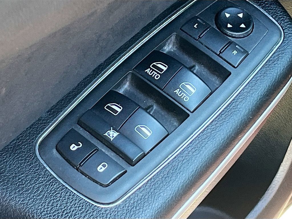 Used 2023 Chrysler 300 C RWD image 17