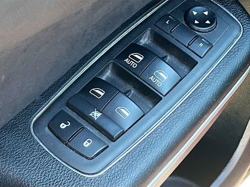 Used 2023 Chrysler 300 C RWD image 17
