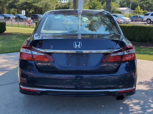 Used 2017 Honda Accord EX image 9