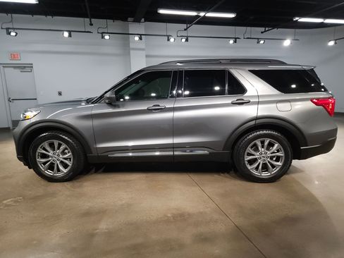 Used 2023 Ford Explorer XLT w/ Equipment Group 202A RWD image 4
