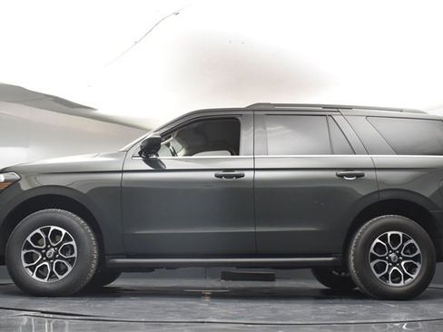 Used 2022 Ford Expedition XLT image 34