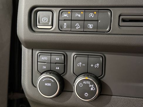 Used 2023 Chevrolet Suburban Z71 w/ Luxury Package AWD/4WD image 16