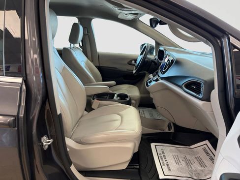Used 2017 Chrysler Pacifica Touring-L FWD image 22