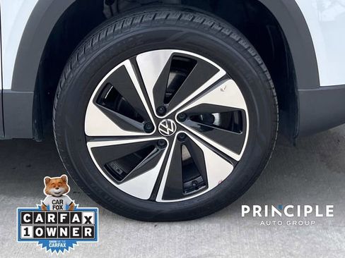 Used 2025 Volkswagen Taos SE image 4