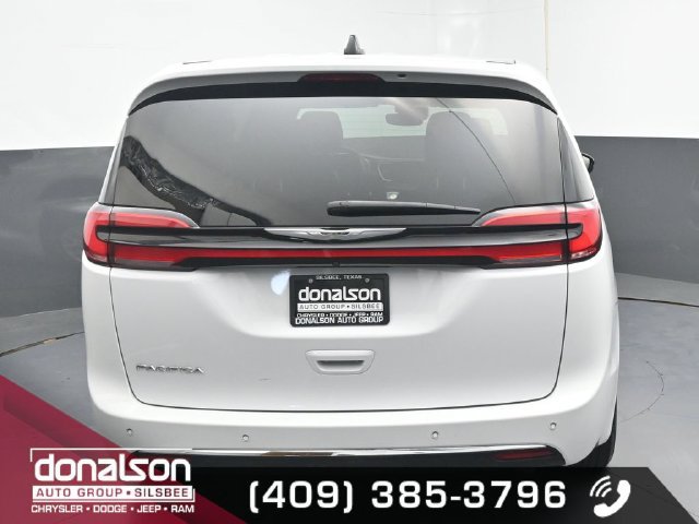 Used 2025 Chrysler Pacifica Select FWD image 4