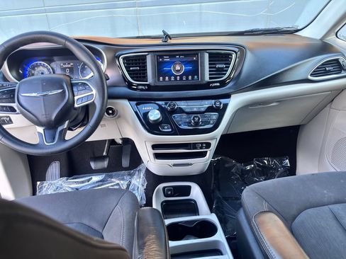 Used 2020 Chrysler Voyager L FWD image 36