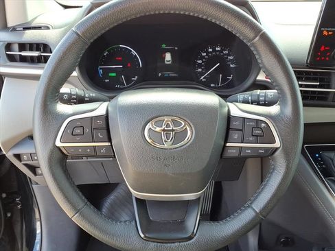Used 2023 Toyota Sienna XLE FWD image 22