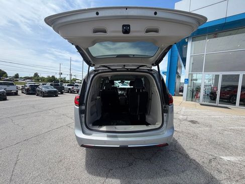 Used 2023 Chrysler Pacifica Touring-L FWD image 9