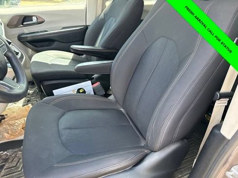 Used 2017 Chrysler Pacifica Touring FWD image 24